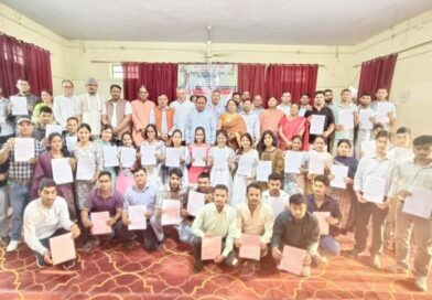 कैबिनेट मंत्री डॉ. धन सिंह रावत ने चयनित 44 कनिष्ठ सहायकों को सौंपे नियुक्ति पत्र