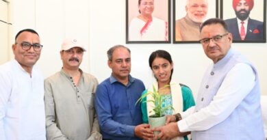 मंत्री गणेश जोशी ने हाईस्कूल परीक्षा में 15वीं रैंक हासिल करने पर साक्षी को किया सम्मानित