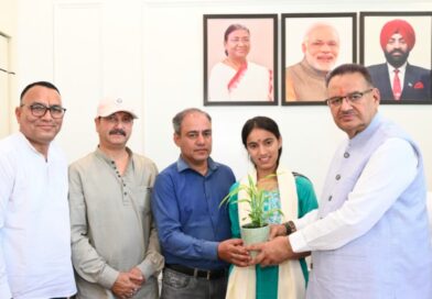 मंत्री गणेश जोशी ने हाईस्कूल परीक्षा में 15वीं रैंक हासिल करने पर साक्षी को किया सम्मानित