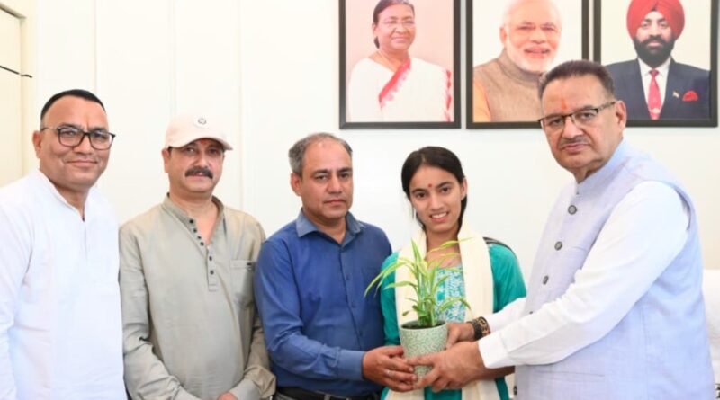 मंत्री गणेश जोशी ने हाईस्कूल परीक्षा में 15वीं रैंक हासिल करने पर साक्षी को किया सम्मानित