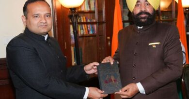 राज्यपाल गुरमीत सिंह ने केएमवीएन के एमडी विनीत तोमर से विभिन्न गतिविधियों, पर्यटन परियोजनाओं, अवस्थापना सुविधाओं एवं मानव संसाधन से संबंधित विषयों पर की चर्चा