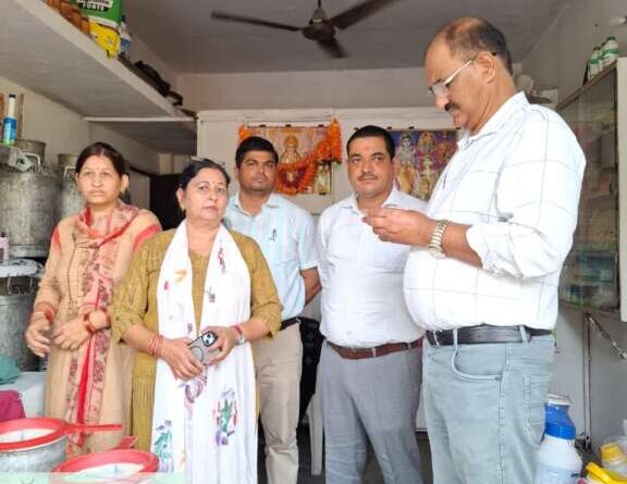 अपर सचिव सुरेश जोशी ने किया आंचल दुग्ध संघ की व्यवस्थाओं का औचक निरीक्षण