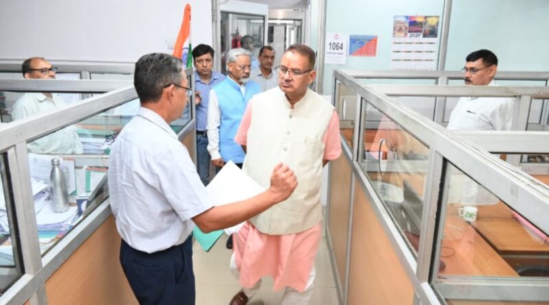 इलेक्ट्रिक स्कूटर से उपनल मुख्यालय पहुंचे मंत्री गणेश जोशी, किया औचक निरीक्षण