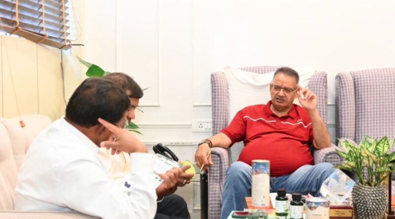 मंत्री गणेश जोशी ने कृषि एवं उद्यान विभाग के अधिकारियों के साथ की बैठक