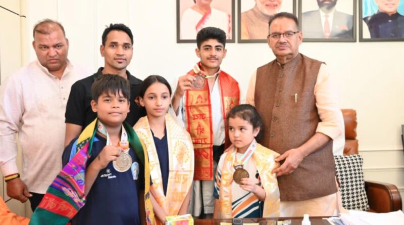 मंत्री गणेश जोशी ने कराटे चैंपियनशिप के विजेताओं को किया सम्मानित