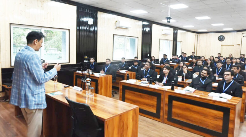 आयुक्त ने आधारभूत प्रशिक्षण कार्यक्रम में सहभागियों को समझाए कमिश्नरी के कार्य