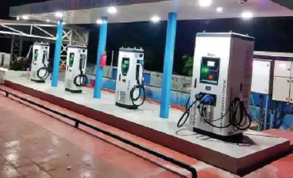 हर ईवी डीलरशिप पर छह माह में सार्वजनिक चार्जिंग स्टेशन अनिवार्य
