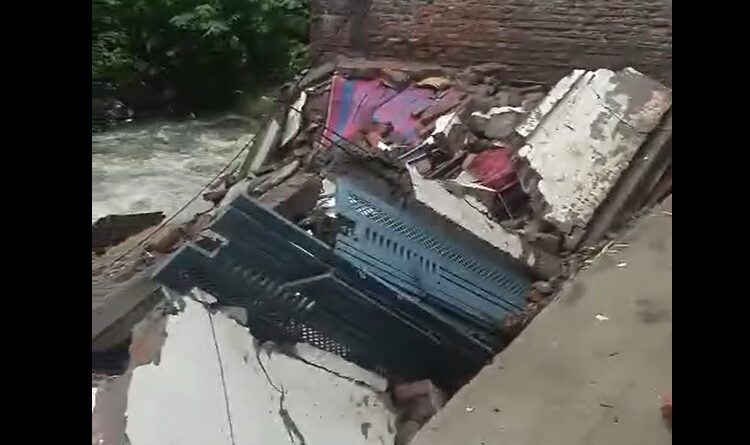 देहरादून में बारिश से बड़ा हादसा, करगी ग्रांट में दो दुकानें और एक मकान ढहा, लोगों में दहशत