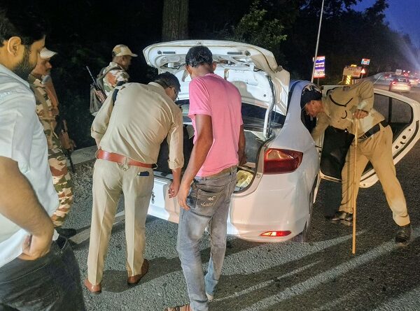 एसएसपी देहरादून के निर्देशों पर सम्पूर्ण जनपद में दून पुलिस द्वारा लगातार चलाया जा रहा सघन चेकिंग अभियान