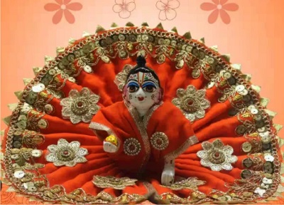 बाजार में मथुरा-वृंदावन शैली की पोशाकों और श्रृंगार सामग्री को लेकर श्रद्धालुओं में खासा उत्साह