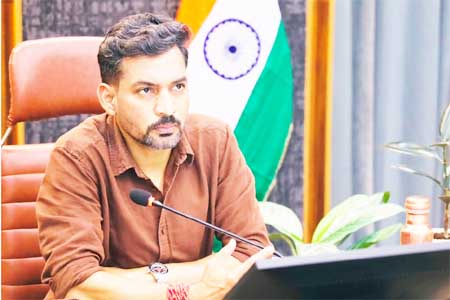 जर्जर भवनों का होगा सर्वे, डीएम ने अधिकारियों को दिए सख्त निर्देश