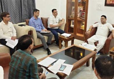 कैबिनेट मंत्री राम सिंह कैड़ा ने की तीन विभागों की समीक्षा, अधिकारियों को दिए सख्त निर्देश