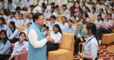 धामी ने काशीपुर स्थित एक निजी होटल में आयोजित युवा विद्यार्थी संवाद कार्यक्रम में प्रतिभाग किया