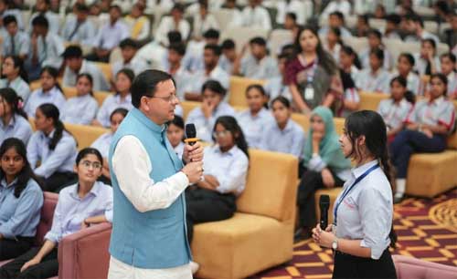 धामी ने काशीपुर स्थित एक निजी होटल में आयोजित युवा विद्यार्थी संवाद कार्यक्रम में प्रतिभाग किया