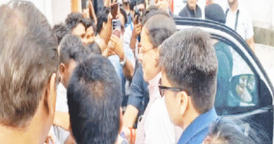 हल्द्वानी: काठगोदाम में बच्चों ने किया CM धामी का स्वागत, CM ने बांटी चॉकलेट