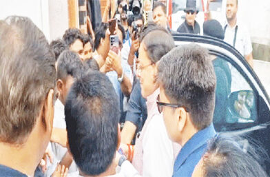 हल्द्वानी: काठगोदाम में बच्चों ने किया CM धामी का स्वागत, CM ने बांटी चॉकलेट