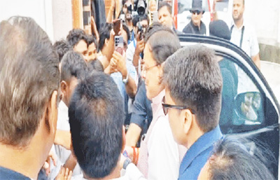 हल्द्वानी: काठगोदाम में बच्चों ने किया CM धामी का स्वागत, CM ने बांटी चॉकलेट
