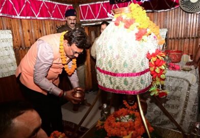 मुख्य सचिव आनंद बर्धन ने गंगोत्री धाम में की पूजा-अर्चना