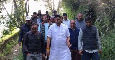 भीमताल : कैबिनेट मंत्री राम सिंह कैड़ा ने किया कसियालेख से चौखुटा -धारी मोटर मार्ग के डामरीकरण कार्य का निरक्षण, गुणवत्ता के साथ कार्य करने के दिए निर्देश