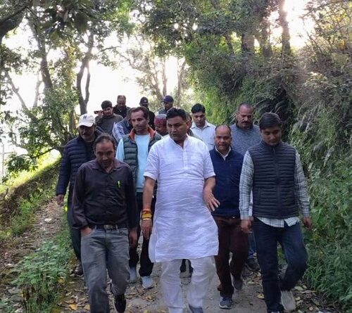 भीमताल : कैबिनेट मंत्री राम सिंह कैड़ा ने किया कसियालेख से चौखुटा -धारी मोटर मार्ग के डामरीकरण कार्य का निरक्षण, गुणवत्ता के साथ कार्य करने के दिए निर्देश