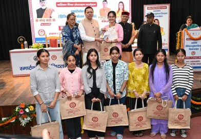 अतरराष्ट्रीय बालिका दिवस पर मुख्यमंत्री ने 149 मेधावी बालिकाओं को स्मार्टफोन प्रदान कर किया सम्मानित