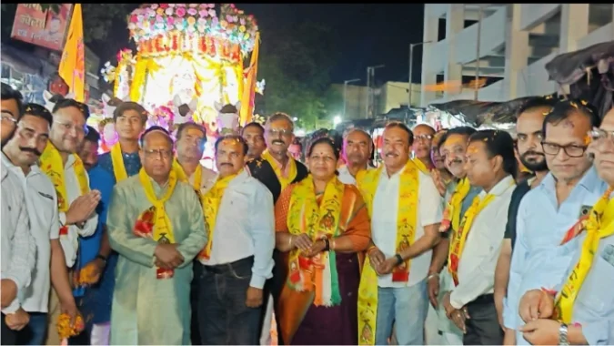 कांग्रेसी कार्यकर्ताओं ने किया महाराजा अग्रसेन जी महाराज की शोभायात्रा का भव्य स्वागत