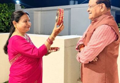 हल्द्वानी: नेता प्रतिपक्ष यशपाल आर्य ने पत्नी पुष्पा आर्य के साथ मनाया करवा चौथ, प्रदेश की महिलाओं को दी शुभकामनाएं