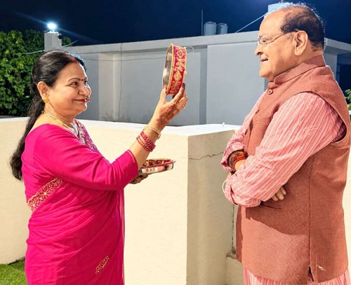 हल्द्वानी: नेता प्रतिपक्ष यशपाल आर्य ने पत्नी पुष्पा आर्य के साथ मनाया करवा चौथ, प्रदेश की महिलाओं को दी शुभकामनाएं