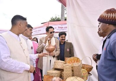 अल्मोड़ा : कुमाऊं कमिश्नर दीपक रावत ने मल्ला महल में तीन दिवसीय आजीविका सरस मेले का किया शुभारंभ