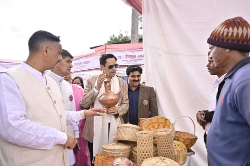 अल्मोड़ा : कुमाऊं कमिश्नर दीपक रावत ने मल्ला महल में तीन दिवसीय आजीविका सरस मेले का किया शुभारंभ